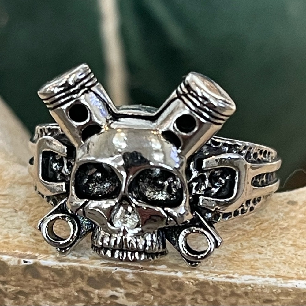 Skull ring NWOT size 10.5 silver black